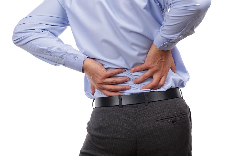 Đau lưng là một trong các dấu hiệu phổ biến nhât của bệnh thận