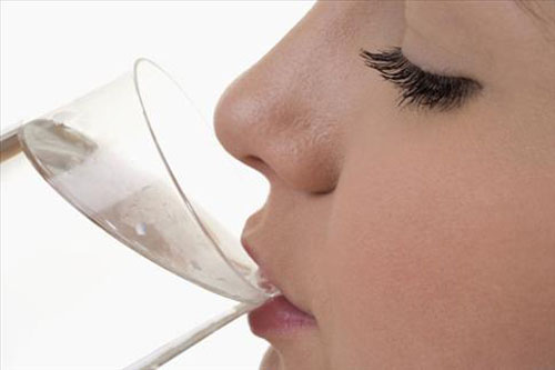 Uống nhiều nước là một trong những biện pháp đơn giản nhất để phòng ngừa sỏi thận 