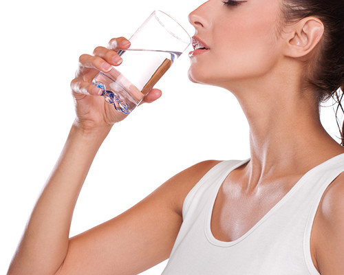 Uống nhiều nước là một trong những "mẹo" chữa bệnh thận hiệu quả