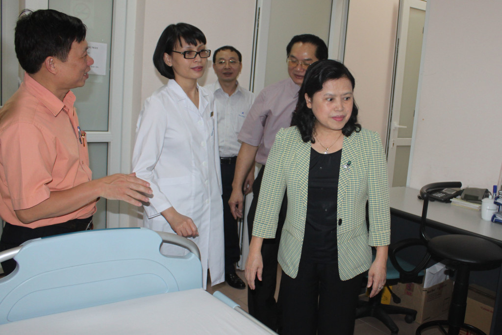 Thứ trưởng Bộ Y tế Nguyễn Thị Xuyên đến thăm bệnh viện